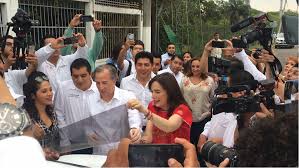 Morelos, al romper un sitio en la ciudad de acapulco el 13 de abril de 1813, decidió darle mar legal y oficial a la lucha armada dado a los últimos triunfos obtenidos y convoca el 2 de julio a la instalación de un congreso en chilpancingo, luego de que a ésta le había otorgado el título de ciudad de nuestra señora de la asunción el 8 de. Rene Juarez Cisneros Pa Twitter Nuestro Candidato Joseameadek Junto Con Su Esposa Juanacuevasr Colocando Un Microperforado Durante La Campana Permanente Que Realizaba Un Grupo De Jovenes Acapulquenos En El Boulevard De Las