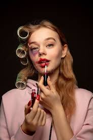 Kłamstwo I Inne życie W Mediach Społecznościowych. Dziewczyna Ubrana W  Makijaż Na Twarzy, żeby Ukryć Siniaki. Udawanie Szczęśliweg Obraz Stock