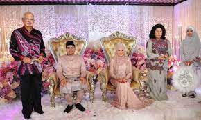 Najib razak was formerly a prime minister of malaysia before being ousted with the defeat of the former ruling party of malaysia, barisan nasional, in malaysia previous 14th general. Najib Rosmah Attend Wedding Of Minister S Daughter Http Rplg Co 73ade240 Wedding Daughter Inspiration