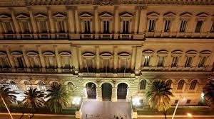 Siccome nella mia banca mi stanno creando problemi volevo andare direttamente alla banca ditalia qui a roma. Roma Cerca Di Entrare Nella Banca D Italia Per Svaligiarla Scarcerato Reato Impossibile La Repubblica