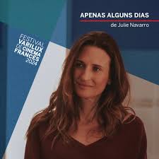 Eu tava morrendo de saudades da Camille Cottin 😍 "Apenas Alguns Dias"  acompanha Arthur Berthier, um crítico de rock que é designado à reportagens  gerais após destruir um quarto de hotel. Ao