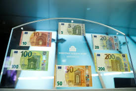 The one hundred euro note (€100) is one of the higher value euro banknotes and has been used since the introduction of the euro (in its cash form) in 2002. Europaische Zentralbank Ezb Stellt Neuen 100 Euro Schein Vor Der Spiegel