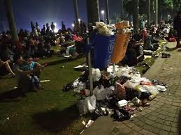 Sambut tahun baru dengan membuat resolusi tahun baru 2019. Usai Malam Tahun Baru 2018 Sampah Berserakan Di Monas