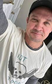 Honey your looking at my post and you can't even say hi to me or you don't  love me anymore 💔💔💔 Jeremy Renner ❤️