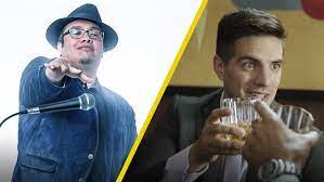 El mundo al que pertenece y al que aspira pertenecer, ya que, es un mesero que trabaja en un lujoso restaurante y sueña con vivir como los clientes que atiende diariamente. W063j8rsfddaxm