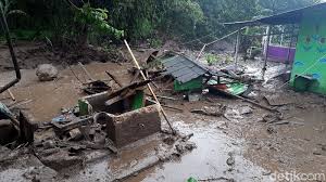 Banjir bandang bercampur lumpur itu berasal dari sungai cisarua. 55ipvonjt0c3tm
