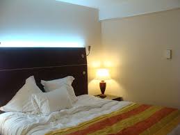 Das indirekte licht soll meist eine ergänzung zum hellen grundlicht der deckenbeleuchtung bilden und auch unabhängig von dieser den raum erhellen. Indirekte Beleuchtung Schlafzimmer Caseconrad Com