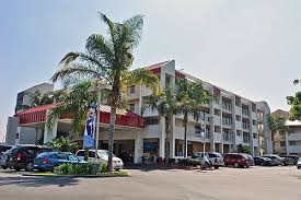 Motel 6 Maingate Is About A 15 Min Walk From The Park Entrance Or Take The Art Anaheim Resort Hotels Near Disneyland Low Cost Hotels Anaheim Resort Transit