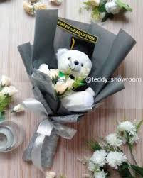 Memberikan piagam kepada pemenang peserta lomba atau juara kelas merupakan salah satu bentuk ucapan selamat secara simbolik. Boneka Bouket Wisuda Background Abu Silver 50 Cm Boneka Wisuda