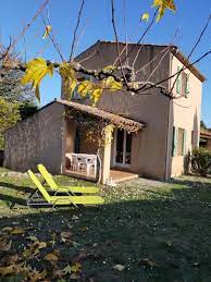Vos hôtes vous accueillent dans leur hébergement individuel soigneusement préparé pour vous garantir une hygiène impeccable. Location Gite N G1174 A Moissac Bellevue Gites De France Var Dans Le Var