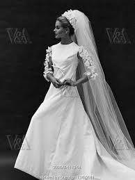 Our Favorite 1960 S Wedding Dresses 1960s Wedding Dresses Wedding Dresses Wedding Dresses With Flowers