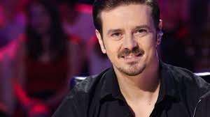 Mihai petre a dezvăluit că nu el a ales să plece, ci echipa de la protv a renunțat la el, în favoarea unei prezențe feminine. Ce Studii Are De Fapt Mihai Petre PuÈini Se AÈteptau La Asta De La Juratul Romanii Au Talent Impact