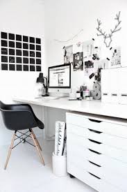23 Idees De Decoration De Bureau A Domicile Minimalistes Noires Et Blanches Impressionnantes Idees In 2020 Home Office Space Home Office Decor Home Office Cabinets