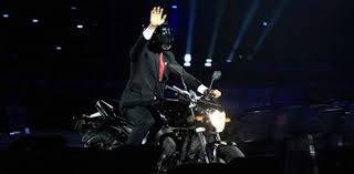 Ustaz abdul somad menikmati sore di kota pontianak dengan mengendarai sepeda motor gede (moge) harley davidson. Penonton Heboh Liat Video Jokowi Naik Moge Ke Asian Games Rmolbanten Com