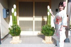 In Japan New Years Is A Major Holiday The Japanese Ritually Purify Their Homes Then Place 2 Kadomatsu Outside Their Door To Invite The Shinto The Gods Int