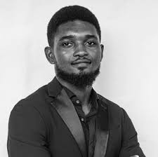 James NONÇANT est né aux Cayes, troisième ville d'Haïti. Il a fait ses  études secondaires (7ème à Philo) dans une école congréganiste appelée au  Collège Saint Jean (CSJ) des Cayes. Par la