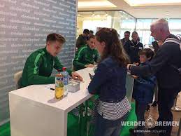 Kanalımda ki futbolcu kliplerini izleyebilirsiniz. Sv Werder Bremen On Twitter Jede Mene Los Bei Dodenhof Izet Hajrovic Und Johannes Eggestein Waren Heute Fur Eine Autogrammstunde In Posthausen Werder Https T Co Cwwvib8zoi