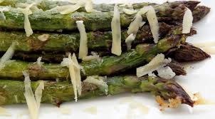 Voici La Technique Qu Utilise Le Chef Anglais Jamie Oliver Pour Cuisiner Les Asperges Vertes Au Four Enfin Les Vertes En 2020 Asperge Verte Recette Four Jamie Oliver