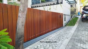 Desain rumah yang satu ini memilih menyediakan 2 meter tanah di depannya untuk dijadikan taman yang indah dan asri. 6 Model Pagar Kayu Yang Minimalis Terbaik Tahun Ini Homeshabby Com Design Home Plans Home Decorating And Interior Design