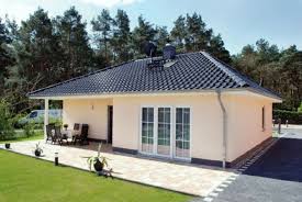 Designerii și constructorii oferă pentru alegerea clientului o varietate de proiecte frumoase cu case cu un nivel, ceea ce permite crearea unui interior interesant cu forme mai ciudate. Proiecte De Case Cu Un Singur Nivel È™i SuprafeÈ›e Intre 87 È™i 145 Mp Modern Bungalow Exterior Home Building Design House Layout Plans