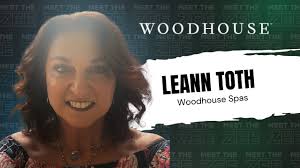 Leann Toth's Instagram, Twitter & Facebook