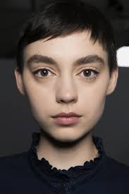 frisuren trend short bangs sind 2020 ein haar styling fur mutige frisuren frisuren trend eckiges gesicht
