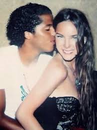 Después de tantos rumores sobre una ruptura amorosa entre belinda y el ilusionista criss angel, hace unos días la cantante lo confirmo mediante su cuenta de twitter que se encuentra sin pareja y tranquila. Belinda La Cantante Que Nunca Se Ha Enamorado De Verdad Quien Tenga Mi Corazon Es Porque Se Lo Merece Via Libre