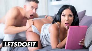 MILF se folla al novio de su hija