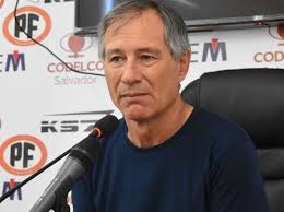 Ainda não está confirmado se holan comanda o time no duelo com o boca. Ariel Holan Estuda Santos Aprova Legado De Cuca E Deve Chegar No Sabado 23 02 2021 Uol Esporte