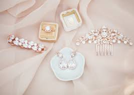 Con la ricca offerta di gioielli online stroili ti propone una collezione di bijoux e preziosi dal gusto unico, ideali per. Come Scegliere I Gioielli Per Il Tuo Matrimonio In 5 Passi