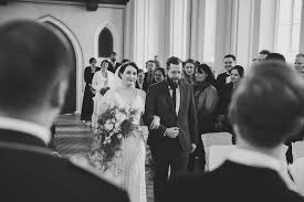 Sie sind auf einer hochzeit eingeladen und überlegen gerade, wie sie ihre glückwünsche an das brautpaar bestmöglich formulieren sollen? Einzug Der Braut Bei Trauung In Entweihter Kirche Schloss Krochlendorff Hochzeitsfotograf C Www Hochzeitslicht De Hochzeitsfotograf Berlin