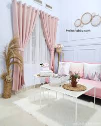 Untuk pembagian kamar, kamar utama lebih besar dan kamar anak, kamar pembantu atau kamar tamu sebaiknya ukuranya tidak terlalu besar karena kamar digunakan untuk tamu yang tidak menetap. Desain Ruang Tamu Mungil Dengan Sentuhan Warna Pink Pastel Helloshabby Com Interior And Exterior Solutions
