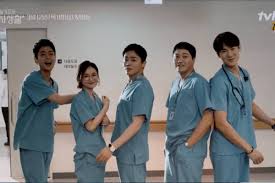 Jennifer aniston says brad pitt was one of her. Hospital Playlist Pd Explains Loveline Between Jo Jung Suk And Jeon Mi Do And Plans For Season 2 C Starbiz Net
