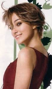 Her underestimated role in pride & prejudice her cool manner when it comes to recycling her wedding dress, her amazing chanel wardrobe and her always gorgeous short hair style. Keira Knightley Short Hair Photos