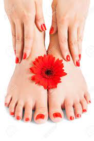 Decorados de uñas | diseños de uñas ~ if you are searching for uñas pintadas de pies y manos you've come to the perfect location. Mujer Con Hermosas Unas Pintadas De Color Rojo Mostrando Sus Pies Desnudos Con Las Manos En Los Tobillos Con Una Fresca Margarita Gerbera Rojo En Un Concepto De Belleza Y Moda Fotos