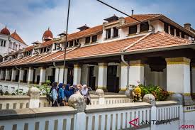 Lawang sewu lawang sewu merupakan sebuah gedung di semarang, jawa tengah yang masyarakat setempat menyebutnya lawang sewu (seribu pintu). Pengunjung Museum Lawang Sewu Tembus Satu Juta Antara News