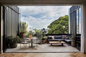 Desain balkon lantai 2 bisa menjadi alternatif lain bagi pemilik properti untuk menciptakan spot terbaik di dalam membangun rumah atau apartemen. 7 Inspirasi Desain Balkon Rumah Minimalis Namun Fungsional