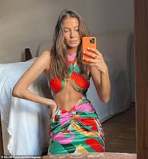 Plus, the scoop on her new collaboration with juicy couture. Brad Pitt S Girlfriend Nicole Poturalski 27 Shows Off Her Toned Abs In Colourful Dress Aktuelle Boulevard Nachrichten Und Fotogalerien Zu Stars Sternchen