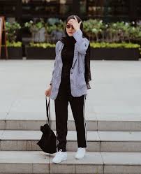 Perempuan berhijab itu menjadi korban pelecehan seksual oleh seorang pria tidak dikenal. 10 Inspirasi Outfit Sporty Untuk Perempuan Berhijab