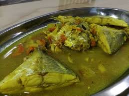 Panaskan mentega dan tumis halia, bawang putih dan serai. Ikan Putih Masak Kunyit