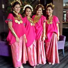Nah, di sini hipwee akan memberikan 12 inspirasi busana pengantin khas indonesia khusus buat kenyataan ini pun jelas terpancar pada busana pengantin khas sunda yang menampilkan kedua sifat khas perempuan tadi. Pakaian Tradisional Bugis