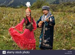 Eurasia international film festival, dance festival and ets. Dieses Stockfoto Junger Mann Und Frau Im Traditionellen Kasachischen Kleidung Auf Einem Feld Am Hunnen Dorf Kasachst Kasachisch Junge Manner Manner Und Frauen