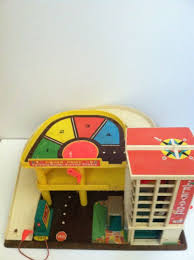 Vintage Fisher Price Original Toy Garage By Tonitiques On Etsy 32 00 Kindheit Spielsachen Erinnerungen