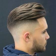 Este corte de pelo y estilo de desvanecimiento medio eleva el cabello natural mientras deja mucho peso en la parte superior. Fantastico Peinados Super Geniales Para Hombres Mid Fade Haircut High Fade Haircut Mens Haircuts Fade