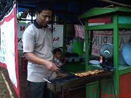 Ingin tahu sate yang enak di bandung ada di mana saja? Menikmati Sate Ayam Dan Kambing Madura Ala Bang Rahmad Di Jepara Kompasiana Com