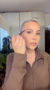 New face routine and this soft cut crease is my fav 💛, @benefitcosmetics  pore primer , @esteelauder double wear mixed with @hauslabs foundation,  @vanitymakeupcosmetics medium palette & face brush , ...