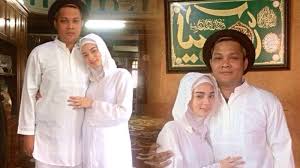 Informasi penangkapan bupati nganjuk novi rahman hidayat oleh kpk hanya diketahui melalui pemberitaan. Sang Istri Semakin Istiqomah Dalam Berpenampilan Virgoun Tambunan Sebut Perempuan Ahli Surga Tribun Wow