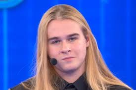 Ho pensato di star scomparendo": Aaron svela le difficoltà dopo la fine di  Amici di Maria De Filippi