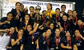 Nueva camiseta de colo colo lo que se puede visualizar es la nueva camiseta adidas originals, manga larga y con las tres rayas características. La Copa Libertadores Femenina De Colo Colo Cumple 8 Anos