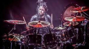 Joey jordinson, fundador y baterista de slipknot falleció el lunes a los 46 años, aunque no especificaron las causas de su muerte, su representante dijo que falleció mientras dormía. C4hn0l1p 9k3xm